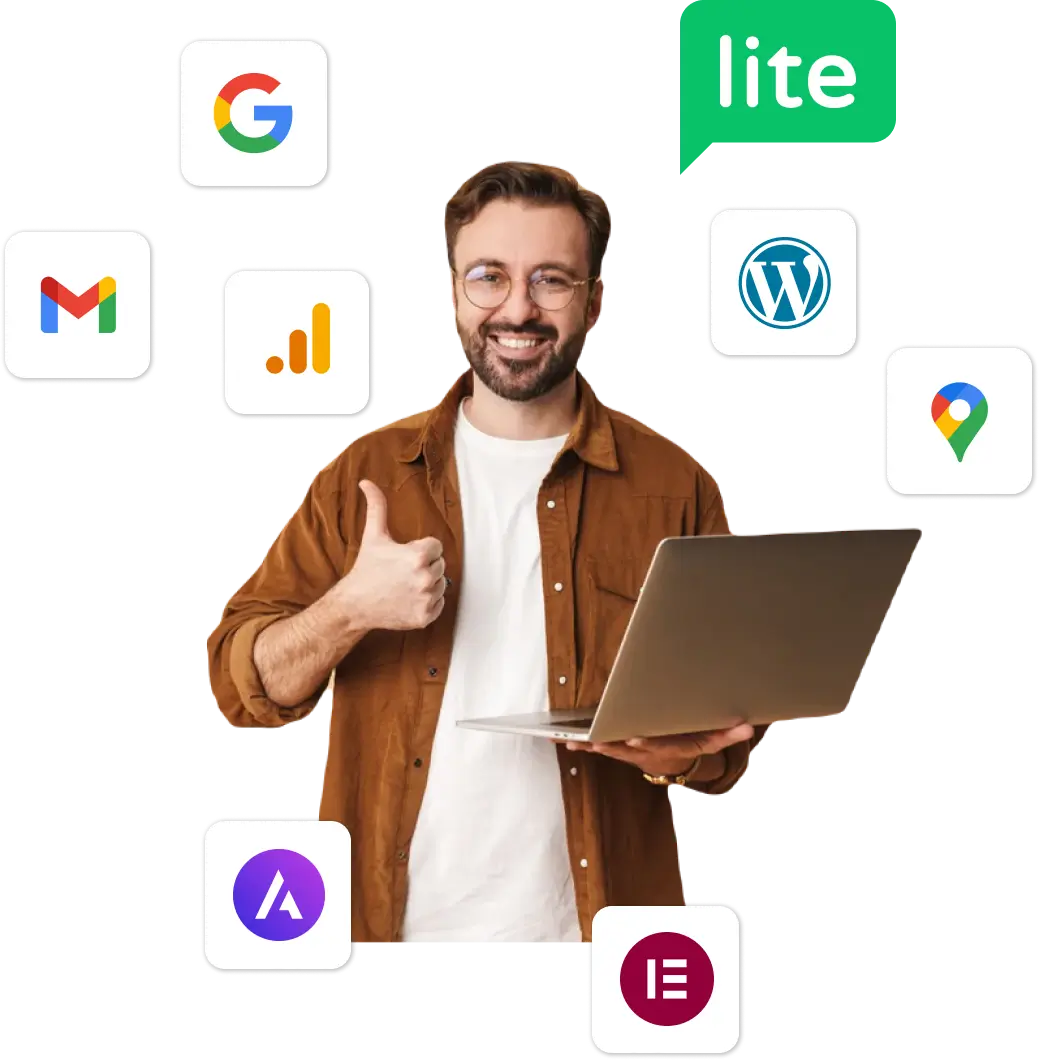 Mężczyzna pokazuje kciuk i trzyma laptopa tworzenie stron internetowych na wordpress
